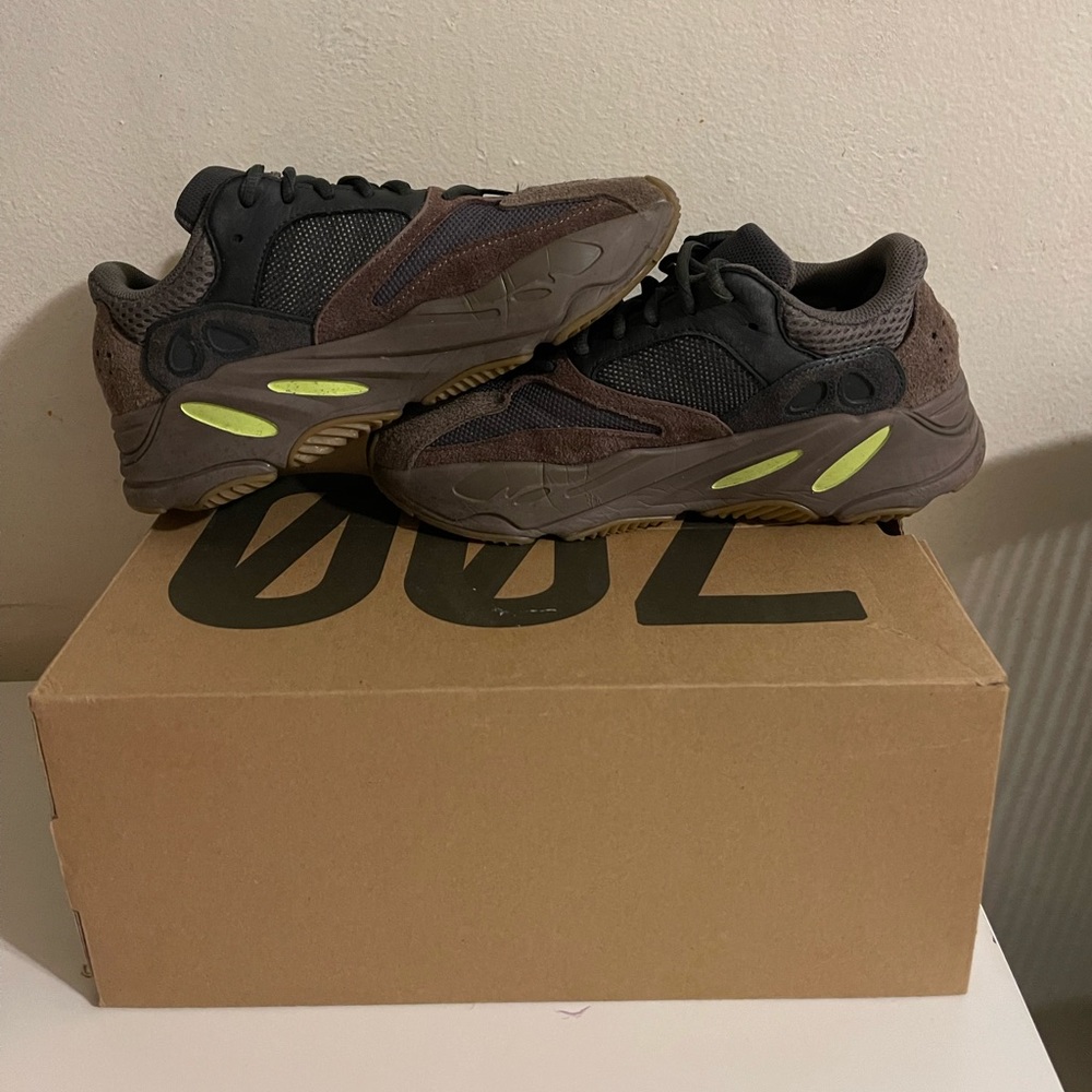 YEEZY 700